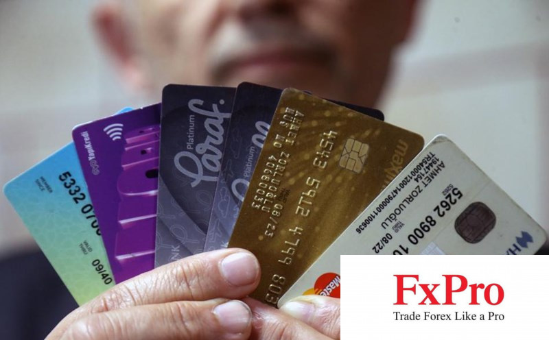 Lãi suất thẻ tín dụng Mỹ tăng lên mức kỷ lục mới
