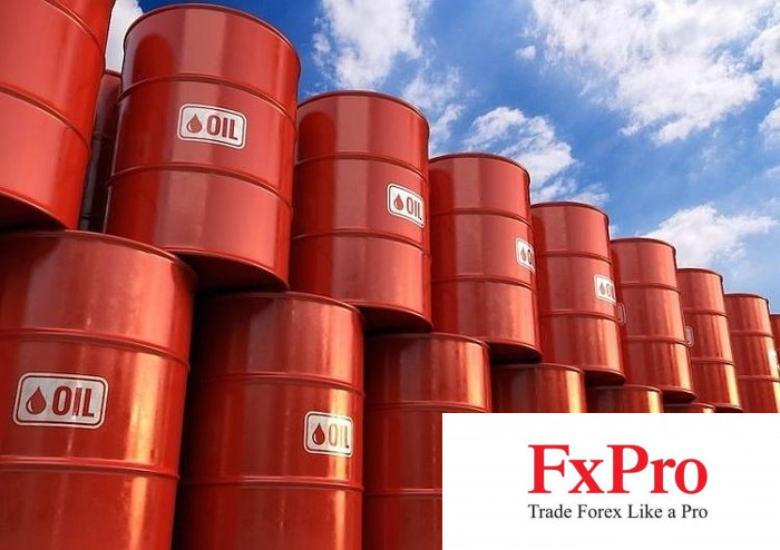 Giá dầu tiệm cận mức đỉnh trong 4 tháng sau khi IEA dự báo thiếu hụt nguồn cung