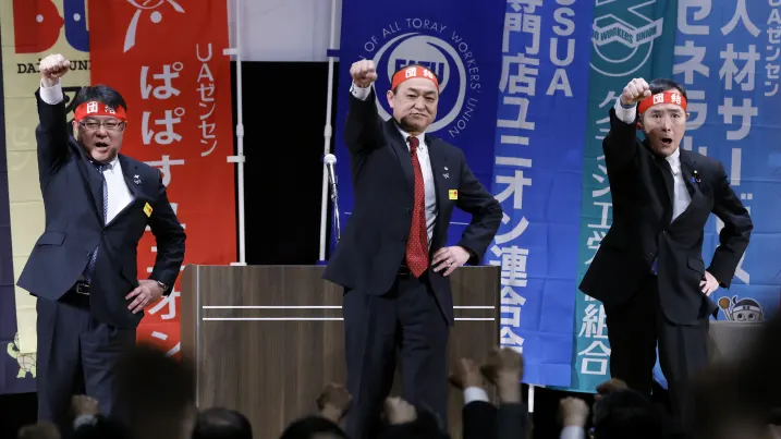 Akihiko Matsuura, chủ tịch UA Zensen, ở giữa, giơ nắm đấm với các thành viên của công đoàn trong một cuộc biểu tình đòi đàm phán tiền lương hàng năm ở Tokyo, Nhật Bản, vào thứ Năm, ngày 7 tháng 3 năm 2024. Cuộc đàm phán tiền lương hàng năm giữa ban quản lý và đại diện lao động đạt đến đỉnh điểm , với kết quả ban đầu từ liên đoàn công đoàn lớn nhất Nhật Bản dự kiến ​​​​vào tuần tới. Nhiếp ảnh gia: Kiyoshi Ota/Bloomberg qua Getty Images