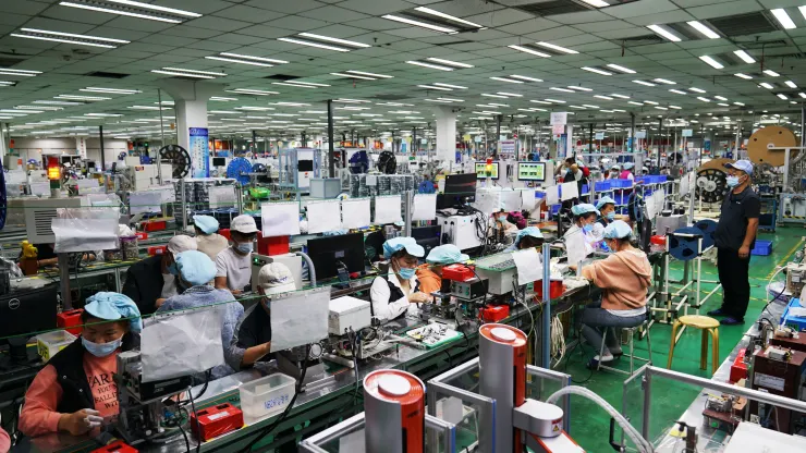 ZHONGMU, TRUNG QUỐC - NGÀY 04 THÁNG 9: Nhân viên làm việc tại nhà máy Foxconn vào ngày 4 tháng 9 năm 2021 tại huyện Zhongmu, thành phố Zhengzhou, tỉnh Hà Nam, Trung Quốc. (Ảnh của VCG/VCG qua Getty Images)