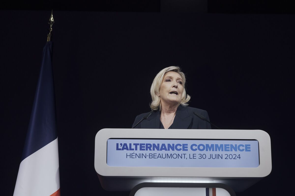 Le Pen lên án những nỗ lực của các đối thủ nhằm ngăn chặn phe Cực hữu nắm quyền Le Pen lên án những nỗ lực của các đối thủ nhằm ngăn chặn phe Cực hữu nắm quyền