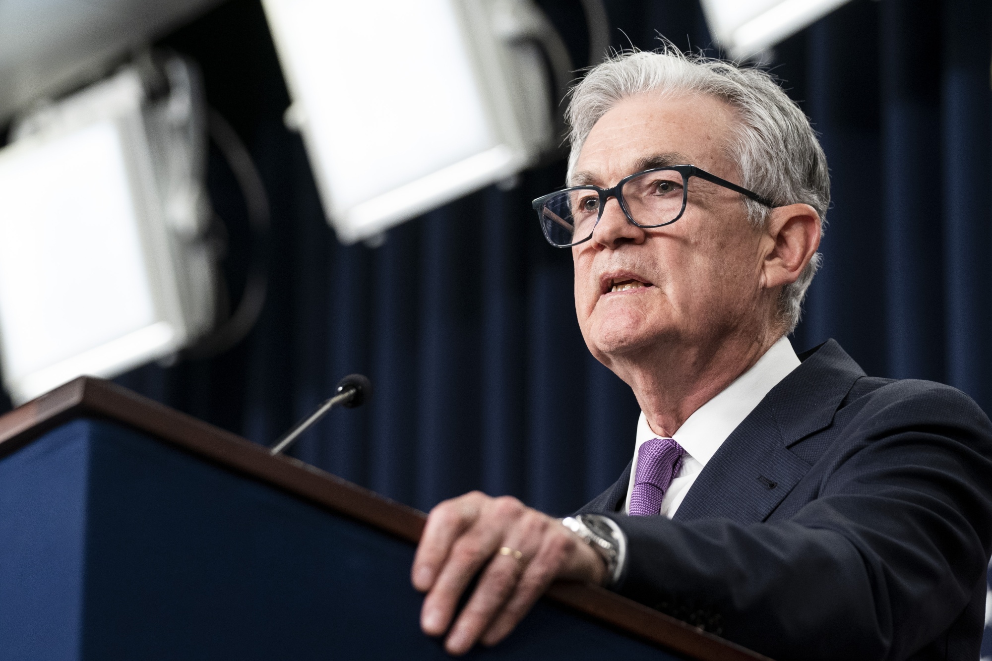 Chủ tịch Fed Powell bật đèn xanh cho việc cắt giảm lãi suất: Điều gì sẽ xảy ra tiếp theo?
