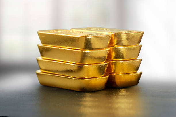 Vàng giảm do lạc quan thương mại làm giảm nhu cầu tài sản trú ẩn nhưng USD yếu hạn chế đà giảm